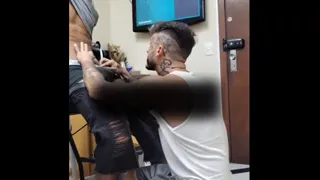 Ajoelhado medindo o local da tatuagem