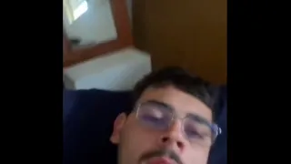 Novinho dotado parrudo batendo falando putaria até gozar