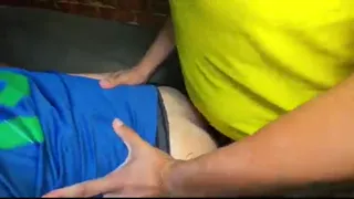 TORCEDORES E BEM DOTADOS NO SEXO DURANTE O INTERVALO DO JOGO DE FUTEBOL.