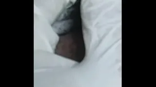 Mostrando a tatuagem finalizada no pau