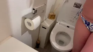 トイレ　水着でおしっこ