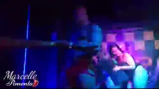 Suruba no palco da boate de swing com stripper e casadas cheias de tesão!