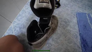 Filling up old engelbert strauss workshoes with piss