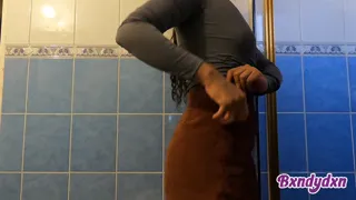 I´ll undress for you - look at my tight ass