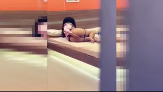 MILF latina HORNY SACUDE EL CULO SOBRE SU JUGUETE SEXUAL mientras es observada por su hijastro