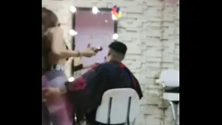 VISITE A ESTA CHICA EN SU BARBERIA Y ME RECIBIO CON UNA ROPA AJUSTADA QUE LE HACIA RESALTAR SU CUERPO Y ME DABAN GANAS DE CACHONDEAR CON ELLA Y BESARNOS HASTA TERMINAR LLENO DE LUJURIA SEXUAL