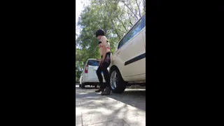 在热闹的路边用肛塞自慰