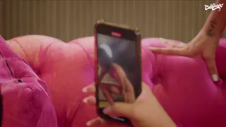 Duas safadas se masturbam uma a outra enquanto envia mensagem no celular!