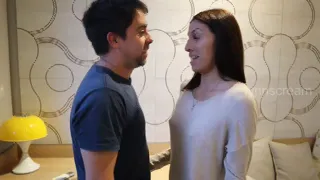 Llame al vecino para que se venga cuando mi marido no está