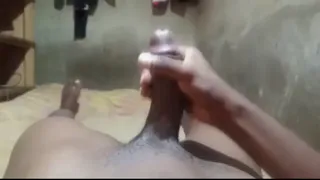 Negro caseiro sozinho no quarto – se masturbando close-up