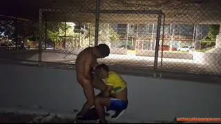 depois da pelada jogador e o treinador é flagrado fudendo atrás da quadra