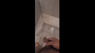 Latino casero jalandosela en el baño