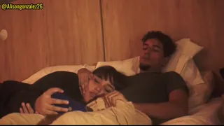 Mi hermanastro se acuesta conmigo y pone su pene accidentalmente dentro de mi boca y casi nos atrapan