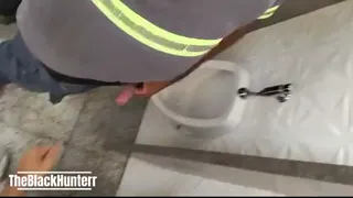 Comi o cara que ficou me olhando no banheiro até gozar