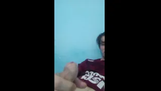 Homem de 29 anos se masturbando gostoso até gozar