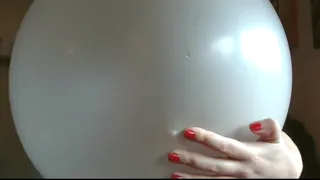WHITE LOONER PLAY: Nicoletta’s Sensual & Acoustic Game with the Balloon