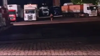 Caminhoneiro Fodeu o Cuzinho da Minha Esposa no Caminhão Enquanto Eu Esperava