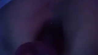 Me meto un dildo por el ano después de llenarlo de orina y me masturbo en el acto.